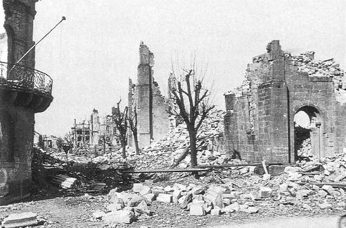 Quelle: Archiv der Evangelischen Pfarrgemeinde Nord Freiburg Trümmer der Ludwigskirche nach dem Bombenangriff im November 1944