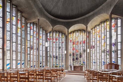 Quelle: Archiv der Evangelischen Pfarrgemeinde Nord Freiburg Offener Chor mit Betondecke und Glaswand