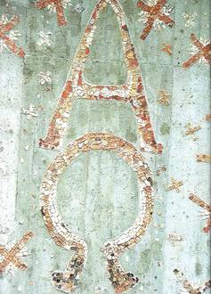 Quelle: Günter Brenneisen Mosaik in der Decke des Eingangsbereichs mit Alpha und Omega im Ähren-Kreuz-Kranz