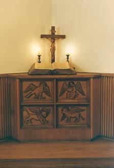Quelle: Archiv der Evangelischen Pfarrgemeinde Nord Freiburg Altar der Notkirche in der Sautierstraße zwischen 1945 und 1954 - heute zu sehen in der Sakristei