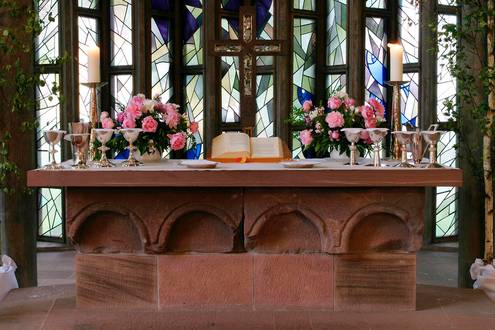 Quelle: Archiv der Evangelischen Pfarrgemeinde Nord Freiburg Altar mit einem Rundbogenfries aus der alten Ludwigskirche
